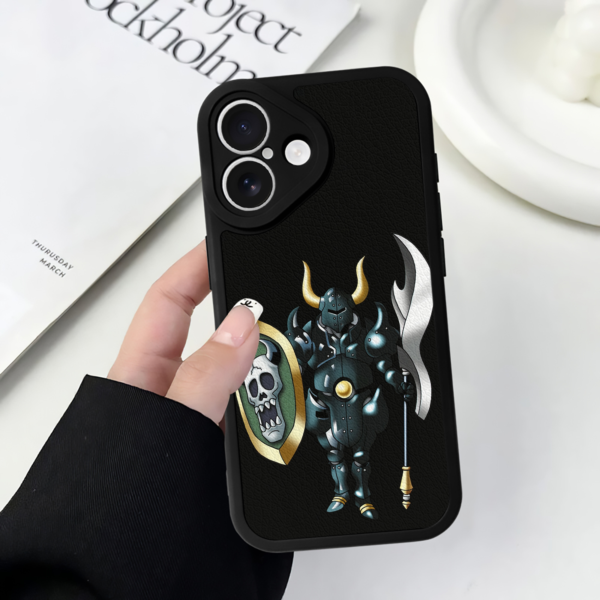 （画像用） ドラゴンクエスト Doragon Kuesuto Dragon Quest 【iPhone 16シリーズ対応】シリコンスマホケース（レザー調） 材質：シリコン
